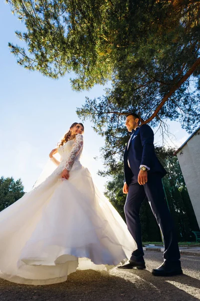 Vue de bas en haut sur la mariée qui regarde par-dessus son épaule — Photo