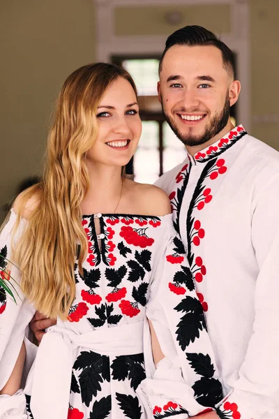 Un type avec une barbe et une fille regardant la caméra et souriant. e — Photo