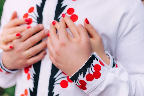 Camisa bordada y manos de recién casados. el novio con el anillo en — Foto de Stock