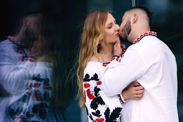 La ragazza è vicino al muro e il ragazzo vuole baciarla. engagem — Foto Stock