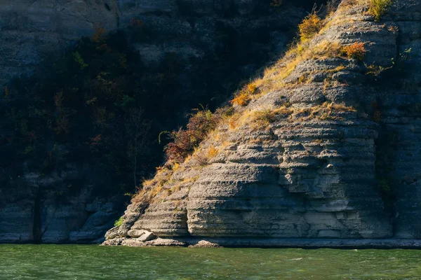 川岸の崖崖は層で構成されています。木とグラ — ストック写真