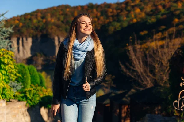 Hermosa chica con estilo cerró sus ojos y sonrisas. bosque en el bosque — Foto de Stock