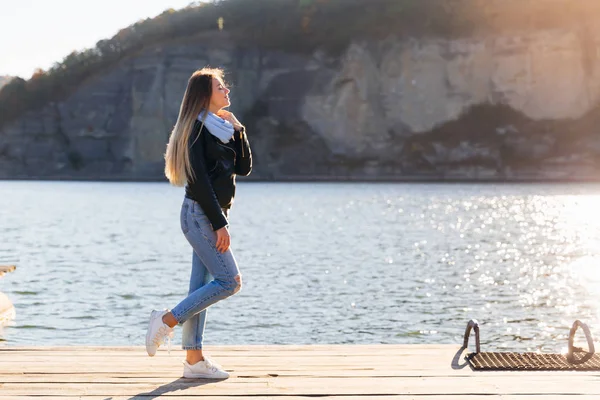 Un profil d'une fille élégante aux cheveux longs. il fille se tient sur th — Photo