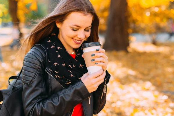 Портрет молодої дівчини в шкіряній куртці і тримає каву Ку — стокове фото