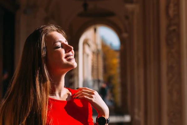 Großaufnahme eines Mädchens mit langen Haaren, das die Augen schloss. Sonnenlicht. pro — Stockfoto