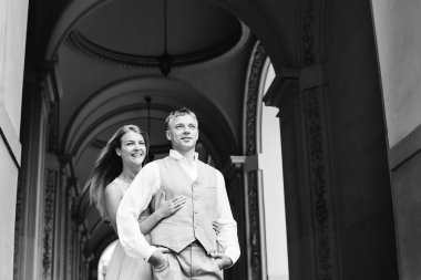 Gelin arka taraftan damat kucaklar ve gülümseme. Siyah