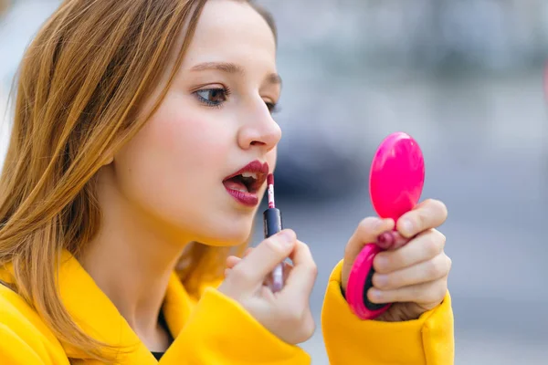 Potret gadis berpakaian kuning dan memakai lipstik. b — Stok Foto