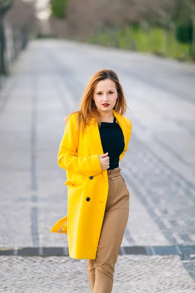 女性のファッションコンセプト。美しいmと黄色のコートを着た少女 — ストック写真