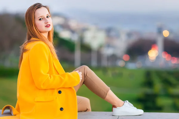 아름다운 메이크업 미소를 가진 젊은 여자. 포즈. 옐로우 코트 — 스톡 사진