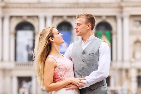 Recém-casados abraçar e olhar uns para os outros contra o pano de fundo do — Fotografia de Stock