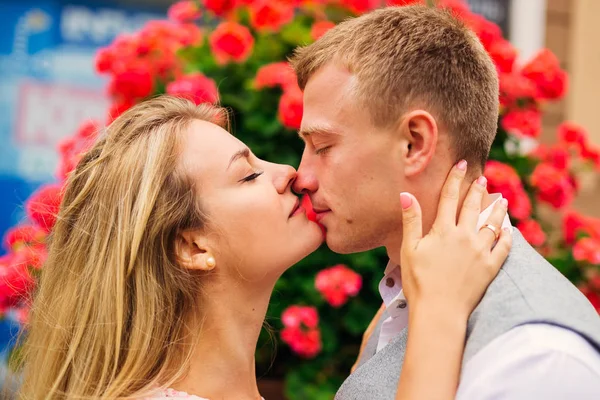 Killen och flickan stängde sina ögon och kyss. närbild. Profil. — Stockfoto