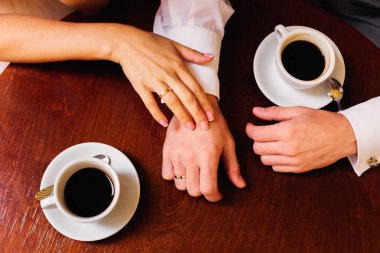 Gelin elini masaya koydu ve gelin elini masaya koydu.