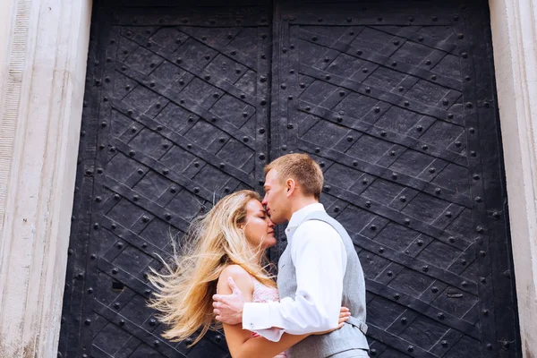 Bruden har stängt hennes ögon och brudgummen kramar henne och kyssar. — Stockfoto