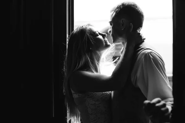 The girl hugs a guy and they closed eyes. the couple is standing — Stock Photo, Image