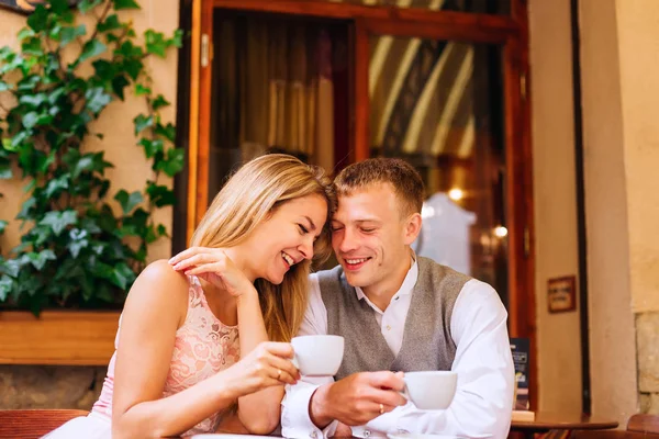 Una coppia innamorata in un accogliente caffè comunica e beve caffè. cl — Foto Stock