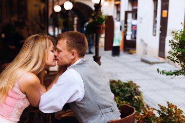 bir kafede bir adam ve bir kız romantik tarih. Öpücük. Profil.