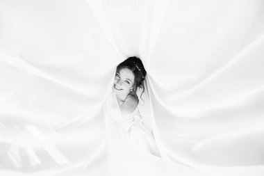 Gelin kameraya bak ve beyaz perdenin altında gülümse.