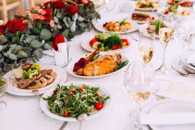 lüks bir düğün salonunda ayar masalar. misafirler için masa. yemek