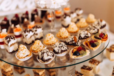 cupcakes ile lezzetli tatlı büfe yakın çekim. lezzetli yemekler. Biz