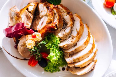 et rulo ve tavuk Shin ile beyaz plaka. üst görünüm. Lüks biz