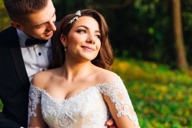 Düğün gününde gelin ve damat Green Park 'ta kucaklaşıyorlar. Giyin.