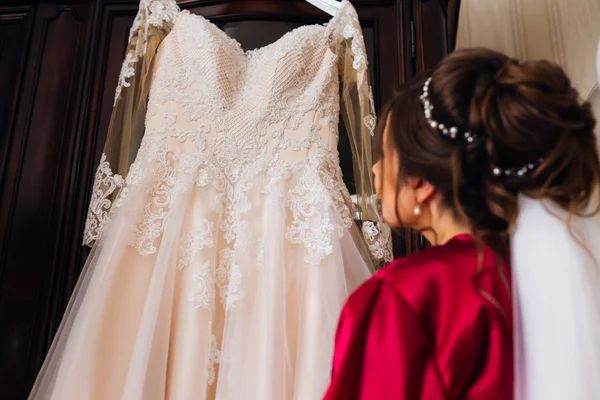 花嫁のための美しい白いドレスがクローゼットにかかっています。b — ストック写真