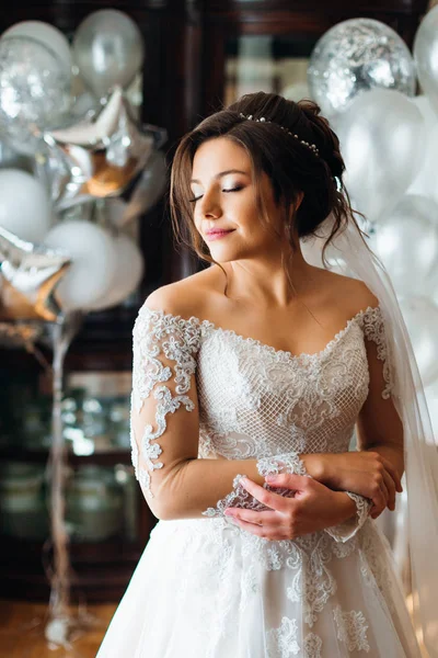 Nevěsta ve svatebních šatech s holými rameny zavřela oči — Stock fotografie
