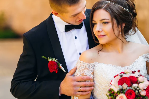 Mutlu yeni evlilerin yakın planları. Gelin gülümsüyor ve bize sarılıyor. — Stok fotoğraf