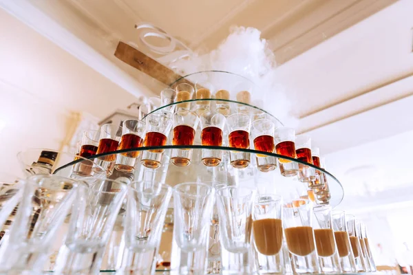 Primo piano di stand trasparente a gradini e bevande alcoliche in goble — Foto Stock