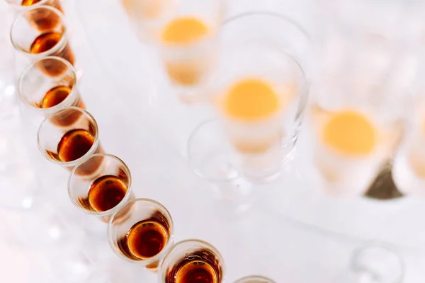 Vista dall'alto di un bicchiere da vino con una bevanda alcolica sullo stand — Foto Stock