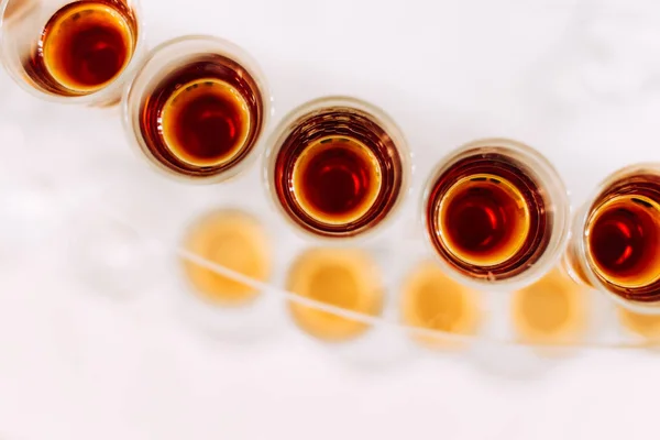 Vue du dessus des verres avec boissons alcoolisées sur le stand — Photo