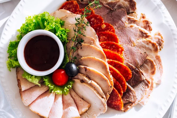 Plato con diferentes carnes y salsa. Vista superior. recepción de boda — Foto de Stock