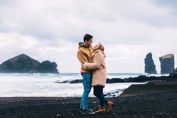 Vacker utsikt över havet och klipporna. Killen och flickan — Stockfoto