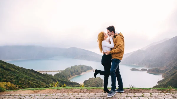 Das verliebte Paar küsst sich im Hintergrund des Sees. Nebelschleier — Stockfoto