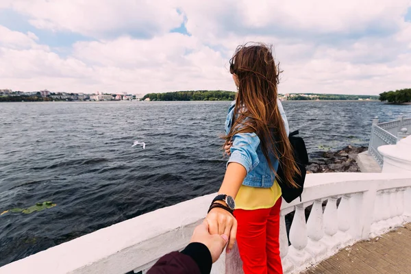 Folgen Sie mir. Der Kerl hält das Mädchen an der Hand und sie bewundert es. — Stockfoto