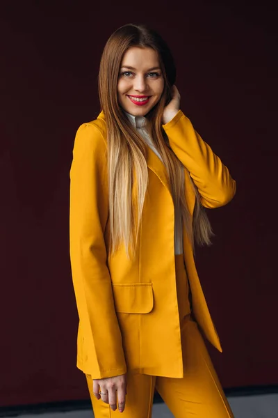 Piękna dziewczyna z makijażem ładny uśmiech. żółty garnitur spodni. Clos — Zdjęcie stockowe