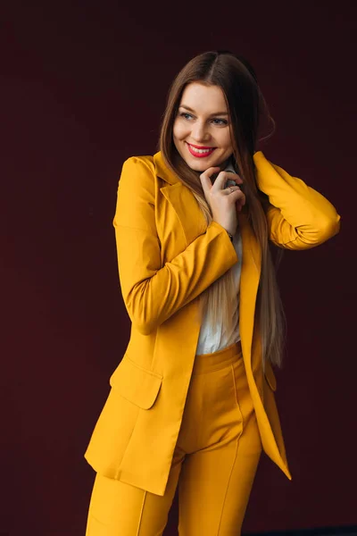 Chica elegante posando en un traje amarillo. Hermosa sonrisa. estudio . — Foto de Stock