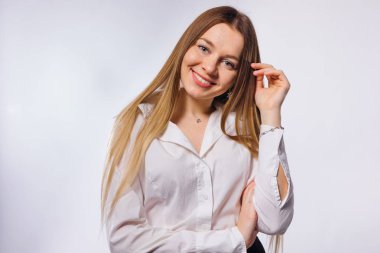  resmi beyaz bluz giyen ve arka üzerinde poz genç kadın