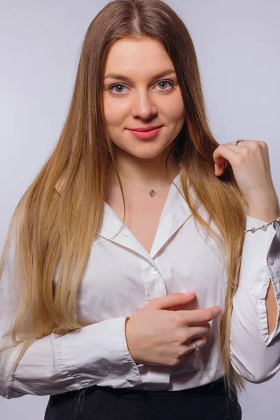 Retrato de una joven con pecas en blusa blanca y blac — Foto de Stock