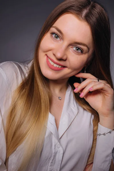 Primer plano de una chica con pecas y pelo largo en blusa blanca . — Foto de Stock