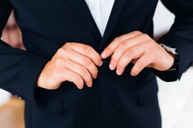 Damat ceketini bağlar. Damadın sabahı. siyah ja