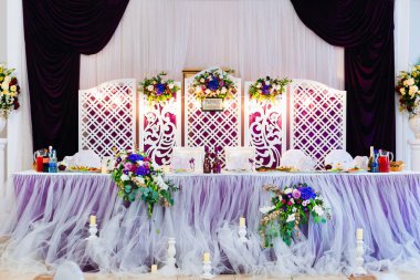 Restoranın salonda yeni evli için Düğün Masası. B