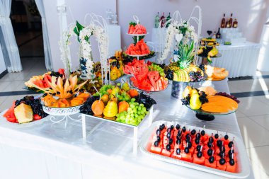 Düğün resepsiyonunda meyve barı. Restoran salonu. Lüks Catering