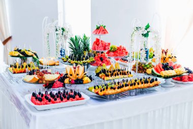 Düğün resepsiyonunda meyve barı. Restoran salonu. Lüks Catering