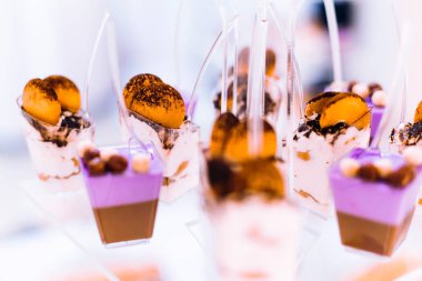 nikah şekeri. şeffaf bir stand üzerinde lezzetli cupcakes.