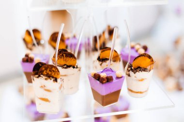 çok düzeyli bir stand üzerinde mini cupcakes. Düğün alımı.