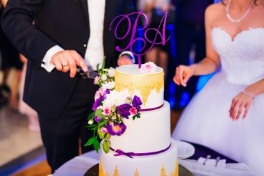 Gelin ve damat düğün pastası kesti. Restoran.