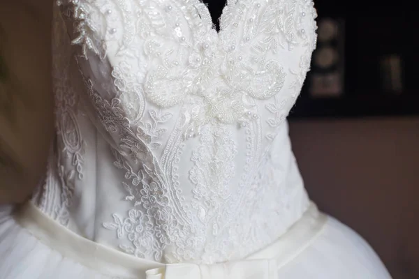Närbild av en vit brudklänning med broderi och pärlor. — Stockfoto