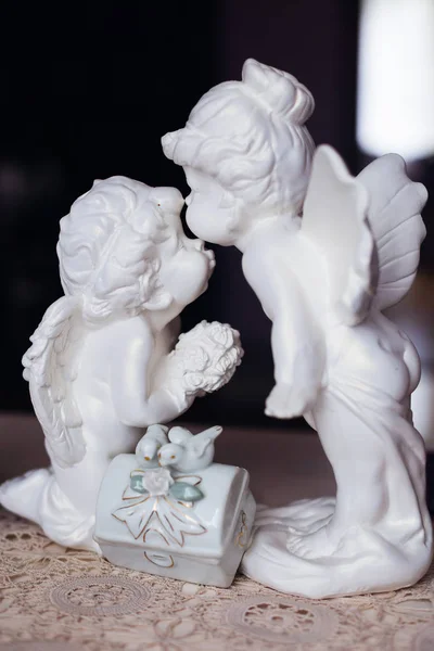 テーブルの上の二人の天使の白い像。クローズ アップ。キス. — ストック写真