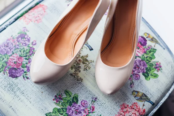 Primer plano de un par de zapatos de boda blancos. vista superior . — Foto de Stock